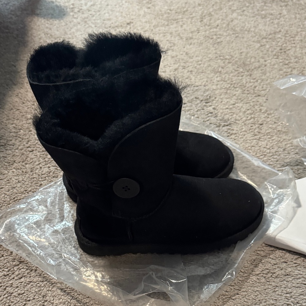 UGG Black Boots UGG Bailey Button II - Picture 4 of 7